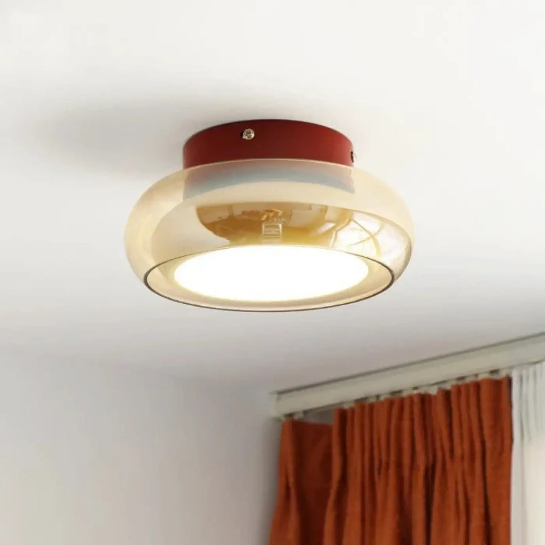 Luminaire plafonnier corine avec dôme en verre ambré et base métallique rouge mat pour décoration intérieure avec signature visuelle forte