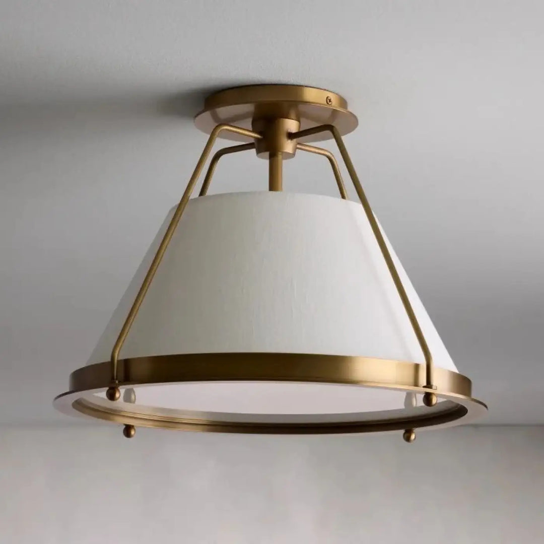 Plafonnier design en finition laiton avec abat-jour conique blanc et structure métallique pour une présence lumineuse et charme contemporain