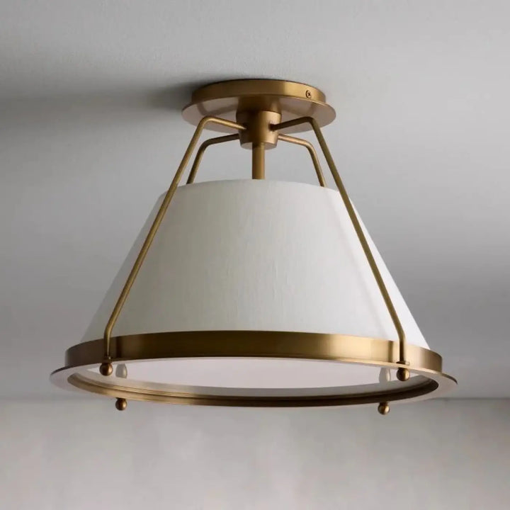 Plafonnier design en finition laiton avec abat-jour conique blanc et structure métallique pour une présence lumineuse et charme contemporain