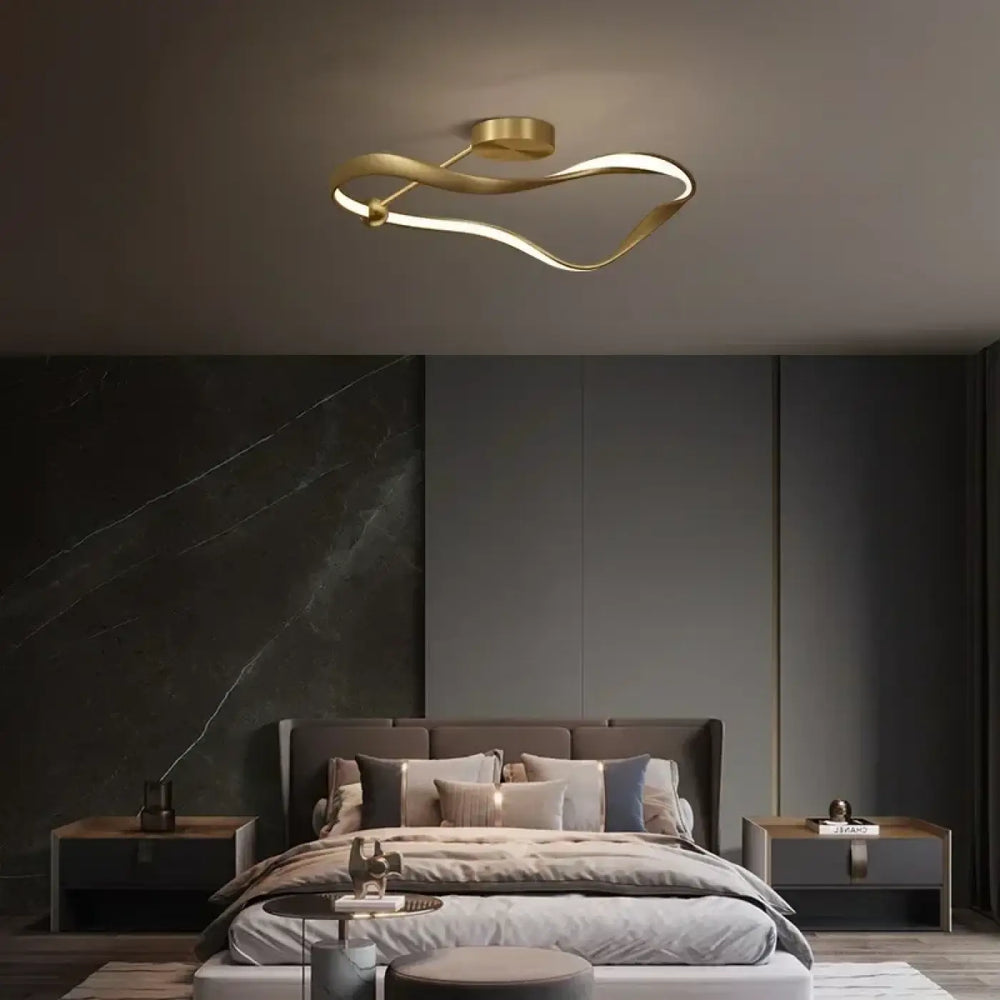 Plafonnier doré élégant au design moderne et chic