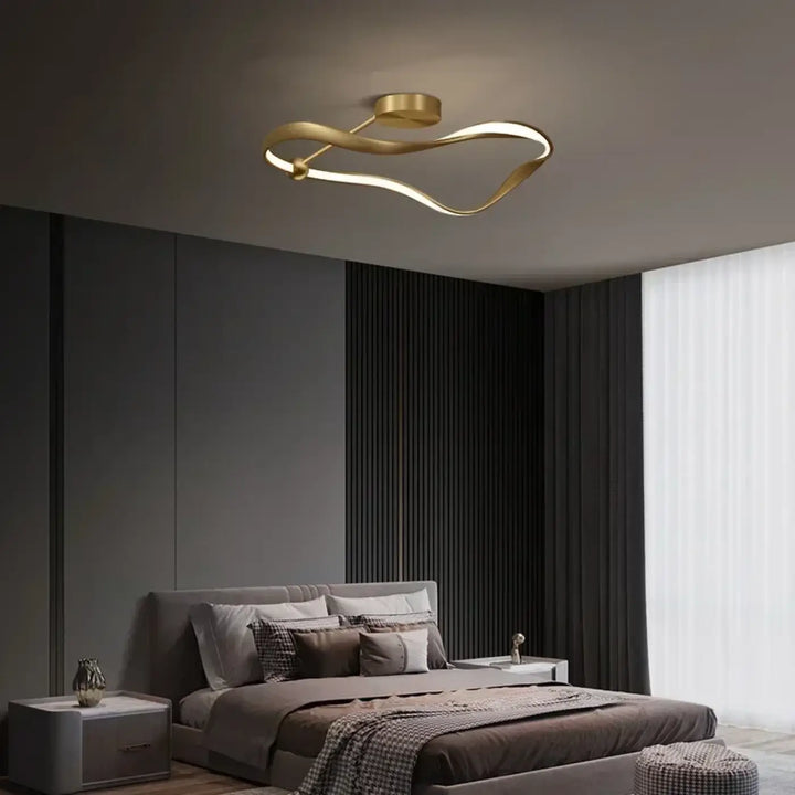 Plafonnier doré élégant au design moderne et chic