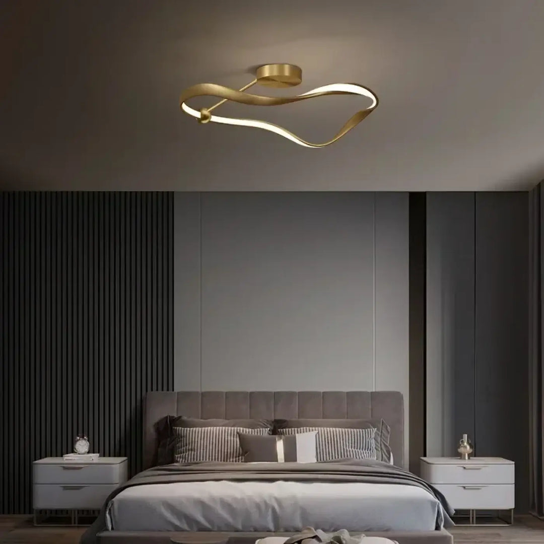 Plafonnier doré élégant au design moderne et chic