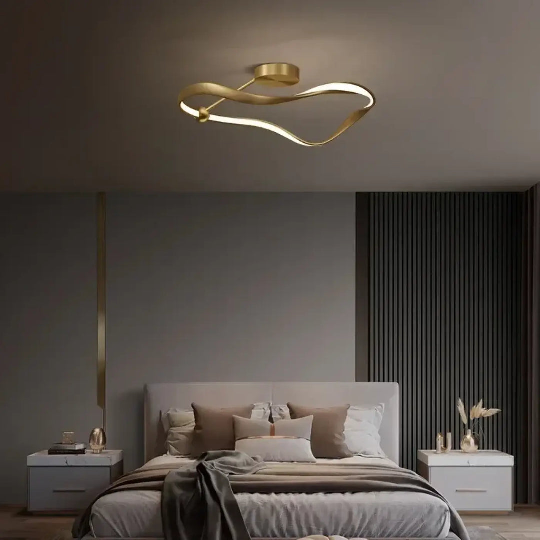 Plafonnier doré élégant au design moderne et chic