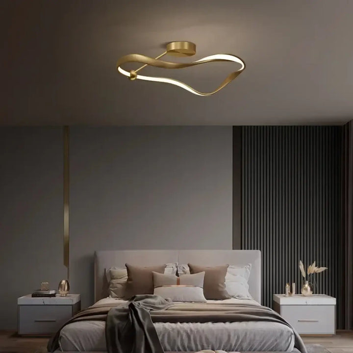 Plafonnier doré élégant au design moderne et chic