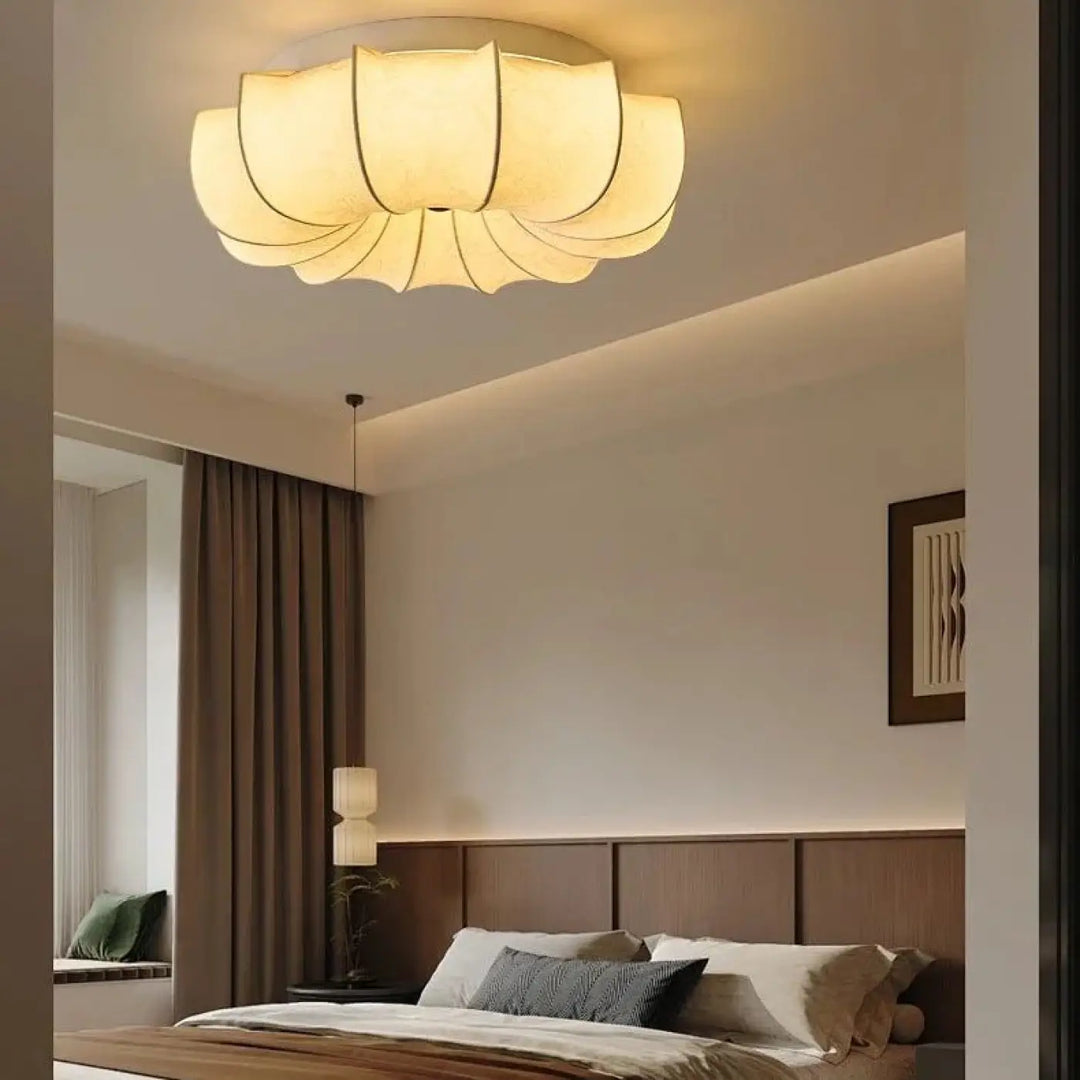 Luminaire plafonnier sorelia avec abat-jour en tissu superposé ton chaud à design doux en forme de pétales
