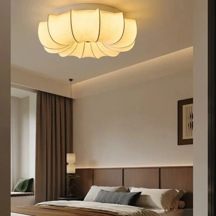 Luminaire plafonnier sorelia avec abat-jour en tissu superposé ton chaud à design doux en forme de pétales