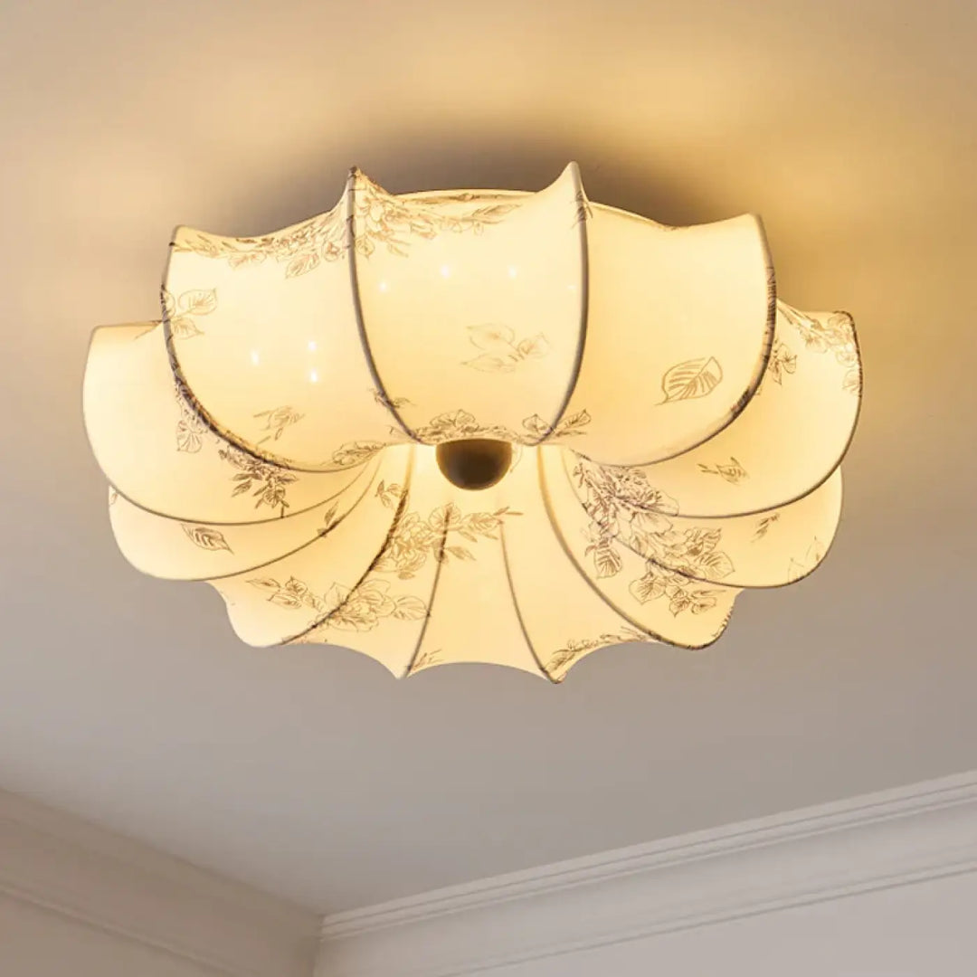 Luminaire plafonnier sorelia avec design en pétales crème et motifs floraux dorés délicats pour éclairement chaleureux