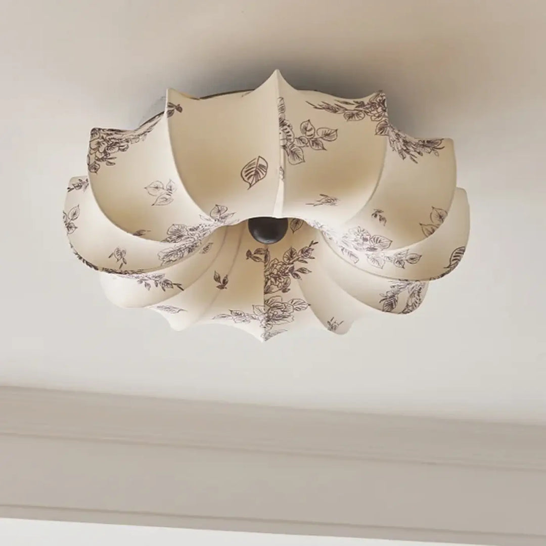 Luminaire plafonnier sorelia crème avec motif floral brun foncé et abat-jour en pétales superposés