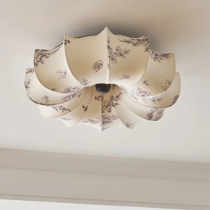 Luminaire plafonnier sorelia crème avec motif floral brun foncé et abat-jour en pétales superposés
