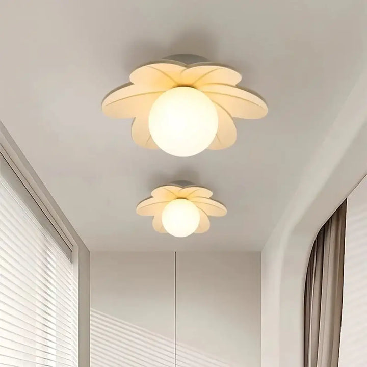 Plafonnier floral moderne cream coloré hirana avec diffuseur sphérique en verre blanc et design en pétales superposés