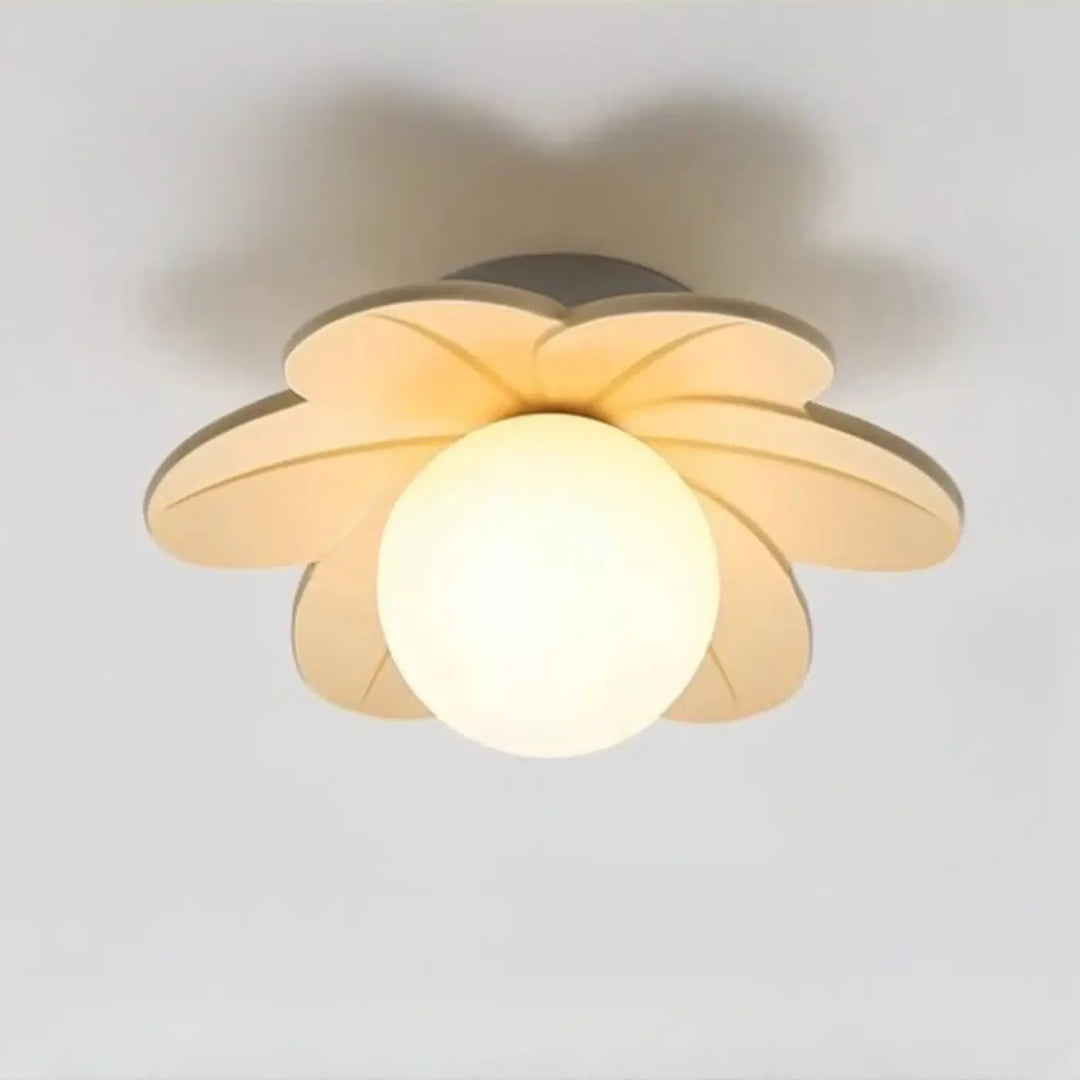 Luminaire plafonnier hirana floral moderne avec diffuseur sphérique en verre blanc et pétales en bois chaleureux
