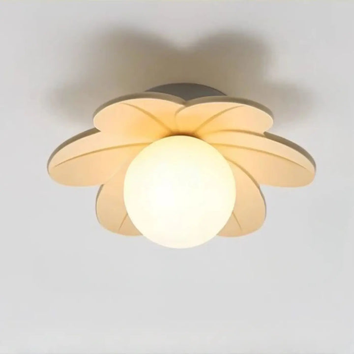 Luminaire plafonnier hirana floral moderne avec diffuseur sphérique en verre blanc et pétales en bois chaleureux