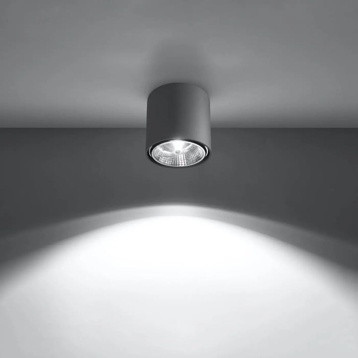 Plafonnier tiube gris moderne avec forme minimaliste et lentille texturée émettant une lumière blanche éclatante