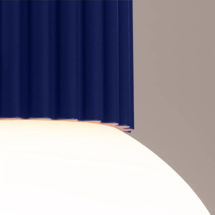Luminaire plafonnier halo ultramarine avec abat-jour bleu profond côtelé et base blanche lisse pour bureau décorative