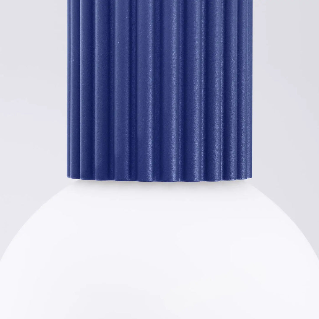 Luminaire plafonnier halo avec abat-jour côtelé bleu profond à finition mate, idéal comme lampe halo ou bureau décorative