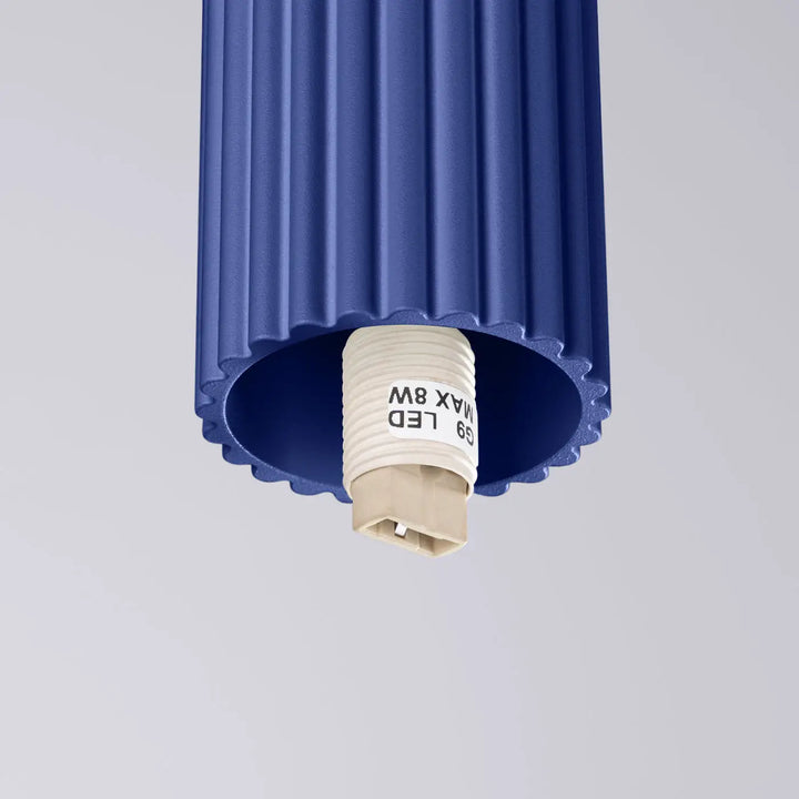 Lampe halo ultramarine avec corps cylindrique bleu cannelé et base à vis blanche sphère laiteuse bureau décorative