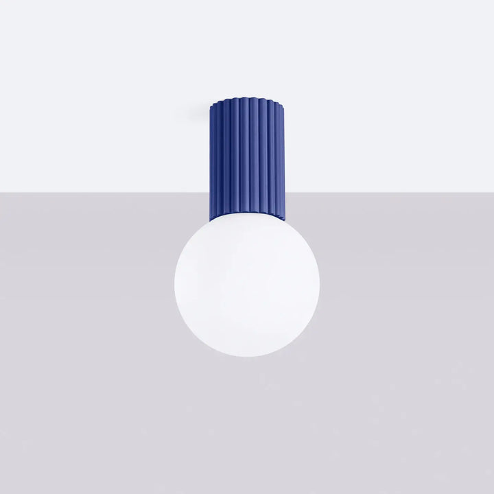 Luminaire plafonnier halo ultramarine bleu à corps cylindrique rainuré avec sphère laiteuse en verre pour bureau décorative