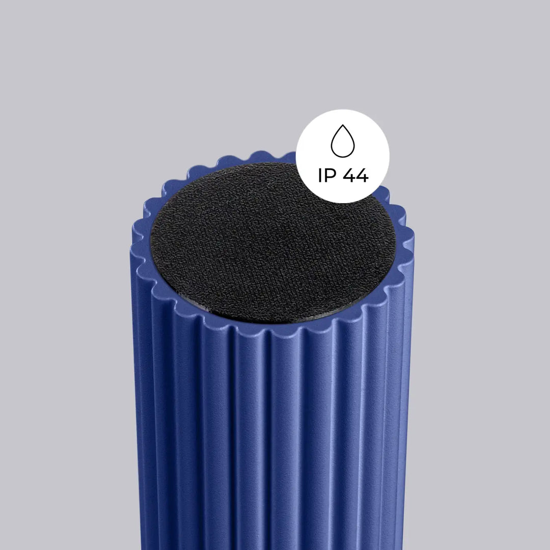 Luminaire plafonnier halo ultramarine bleu avec poignée noire texturée et indice de protection ip44 pour bureau décorative