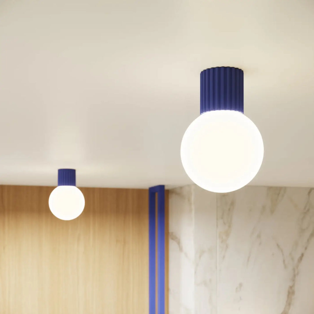 Luminaire plafonnier halo ultramarine bleu à corps cylindrique cannelé avec sphère laiteuse blanche pour bureau décorative