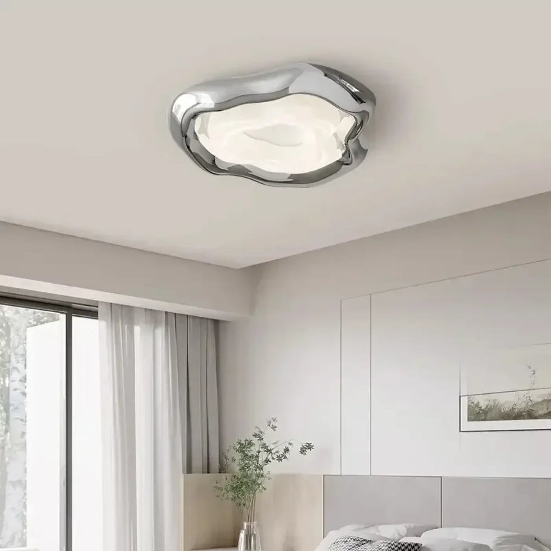 Plafonnier led design moderne chromé forme organique élégante

