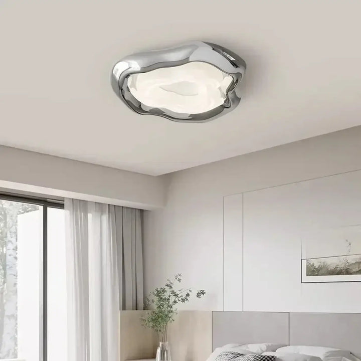 Plafonnier led design moderne chromé forme organique élégante

