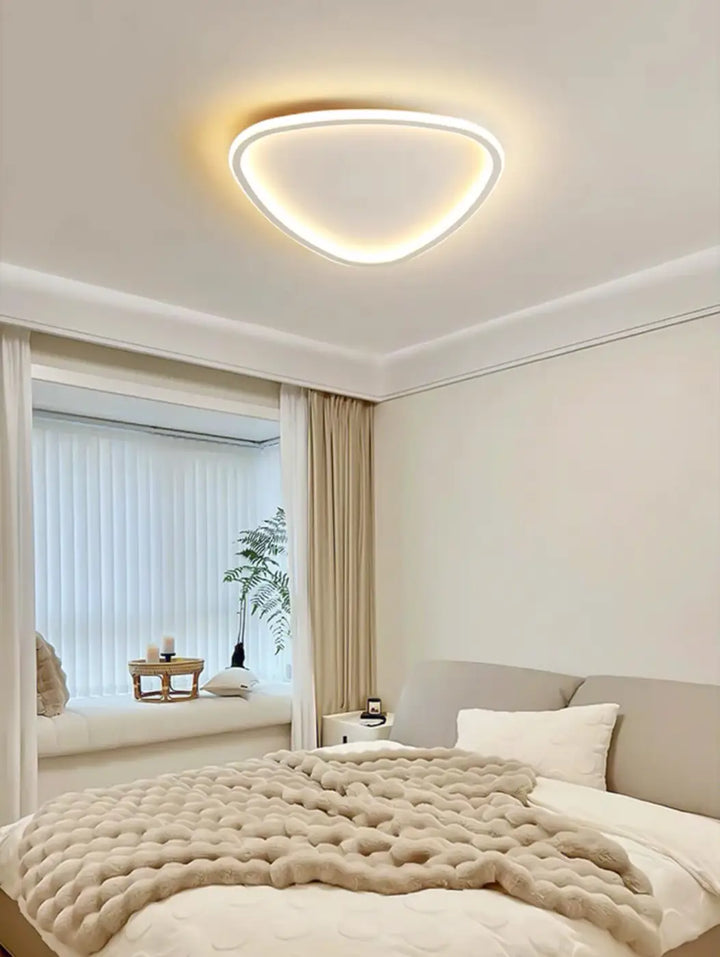 Plafonnier LED à forme organique asymétrique au style contemporain