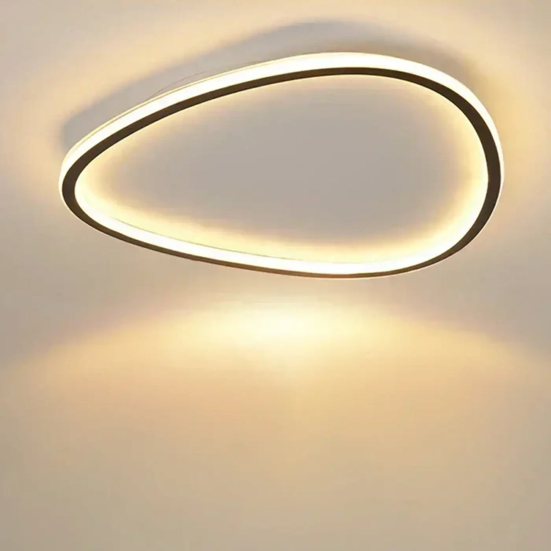 Plafonnier LED à forme organique asymétrique, au style contemporain

