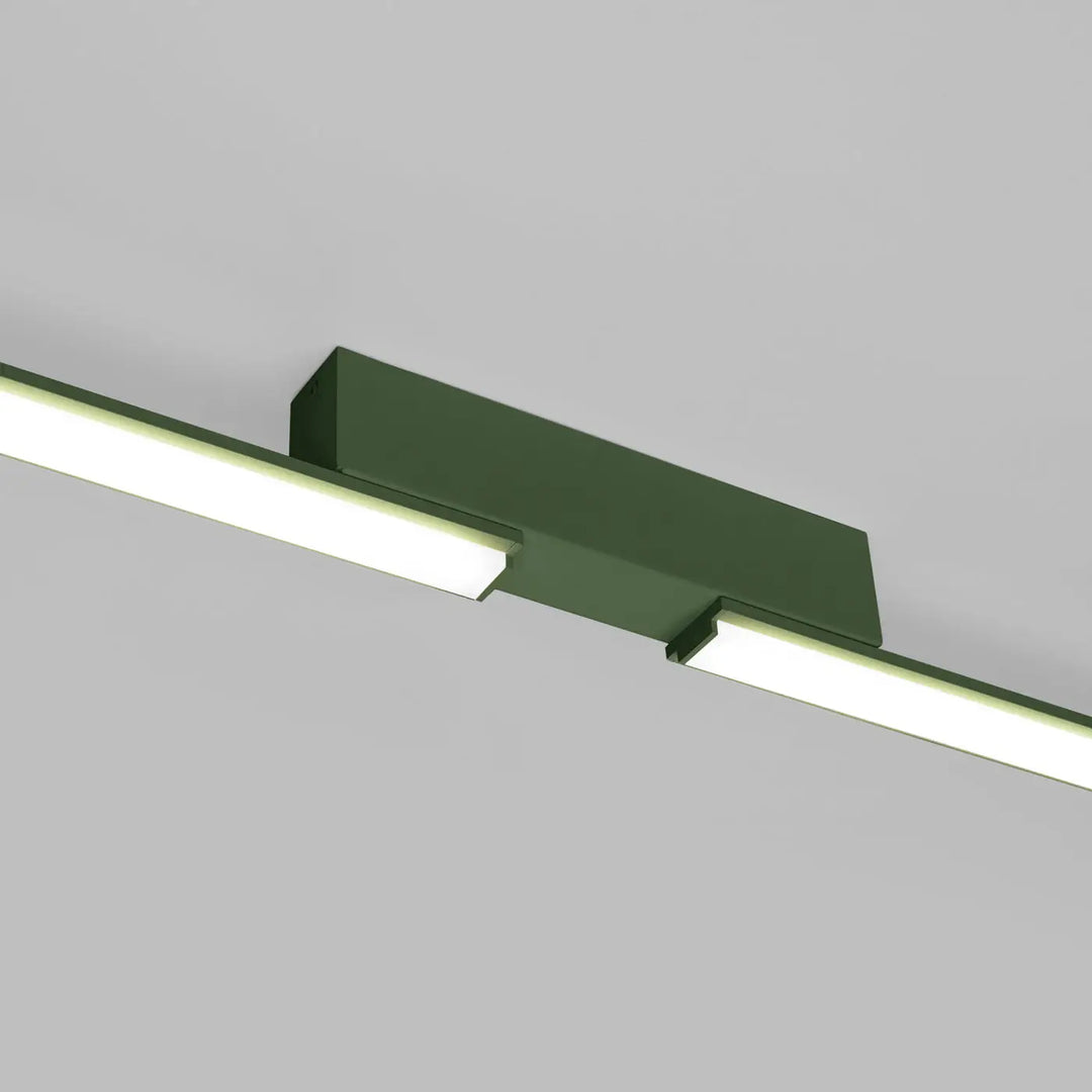 Luminaire plafonnier vert olive led linéaire avec design rectangulaire et trois longueurs disponible ocre rouge 4000k