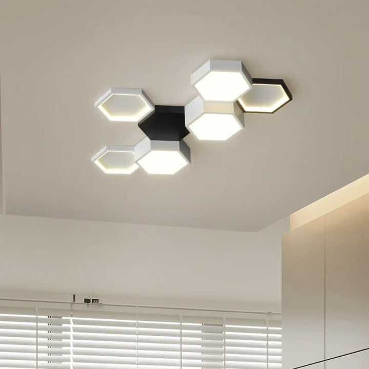Plafonnier LED moderne à hexagones blancs et noirs imbriqués

