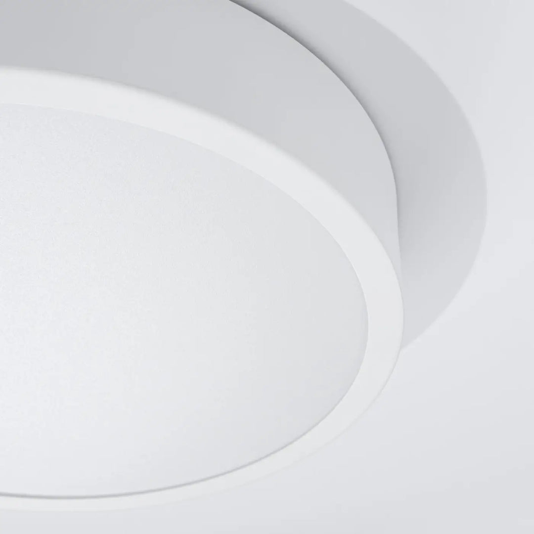 Luminaire plafonnier blanc rond et minimaliste onyx 30 led 3000k pour une recherche d’un éclairage aux couleurs intemporelles