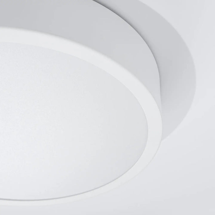 Luminaire plafonnier blanc rond et minimaliste onyx 30 led 3000k pour une recherche d’un éclairage aux couleurs intemporelles