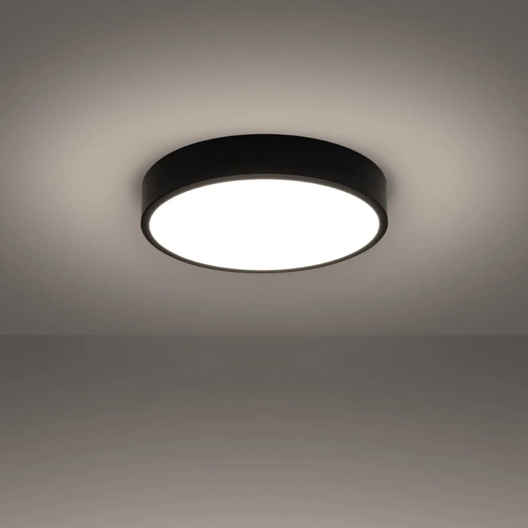 Luminaire plafonnier onyx 40 noir led 3000k avec plafond rond et centre lumineux blanc pour recherche d’un éclairage intemporel