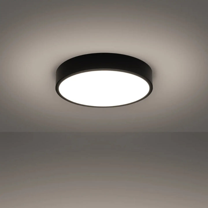 Luminaire plafonnier onyx 40 noir led 3000k avec plafond rond et centre lumineux blanc pour recherche d’un éclairage intemporel