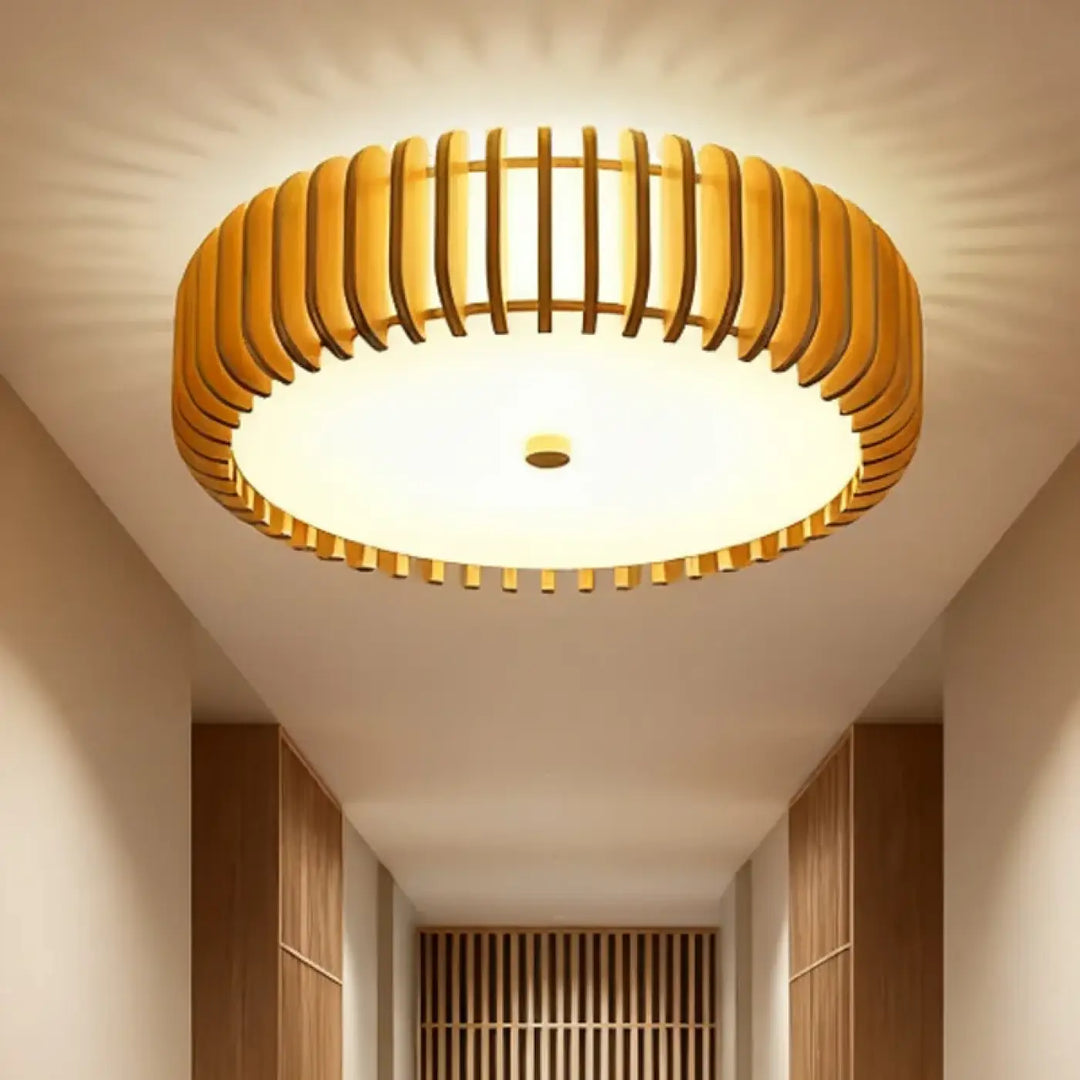 Plafonnier luminaire rond warm ton chaud avec design en bois à lattes pour une ambiance plus qu’un éclairage classique