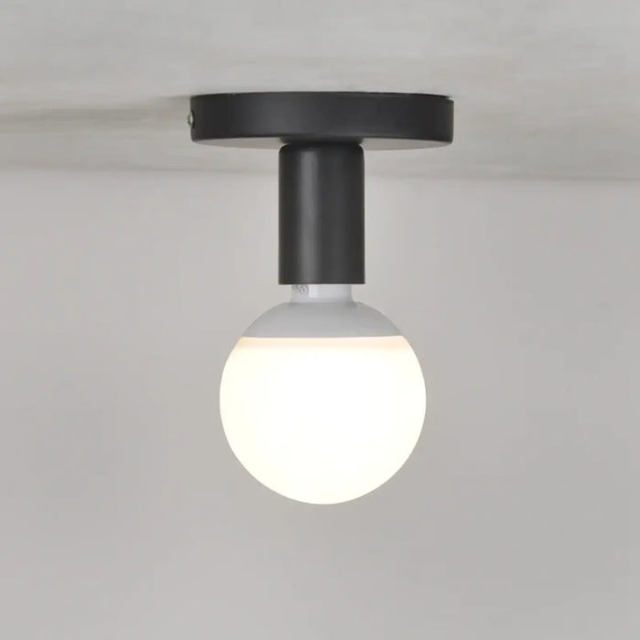 Plafonnier Minimaliste Noir À Ampoule Globe Apparente

