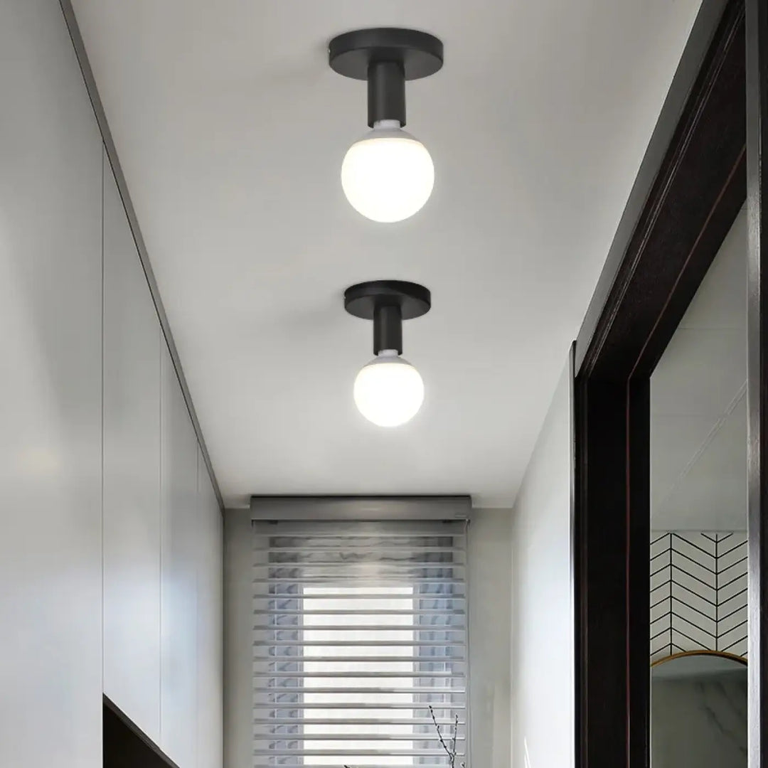 Plafonnier Minimaliste Noir À Ampoule Globe Apparente

