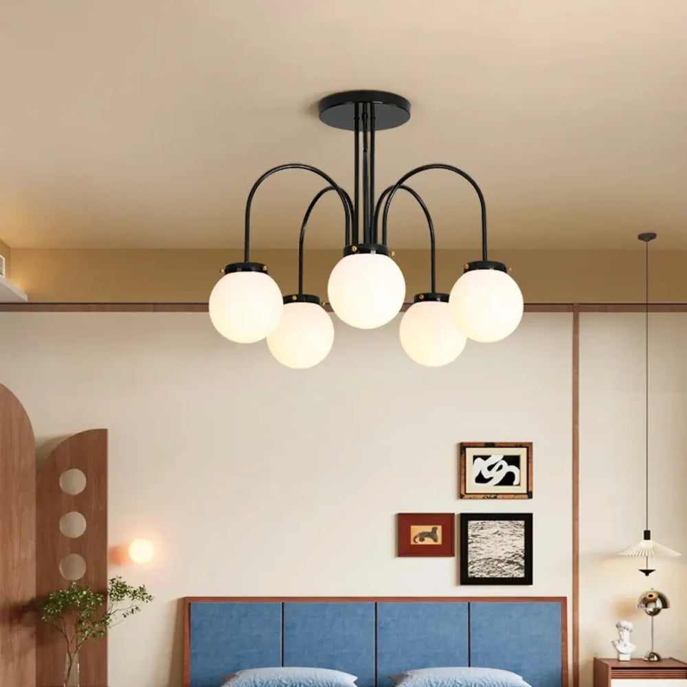 Plafonnier moderne à boules opalines pour intérieur chaleureux