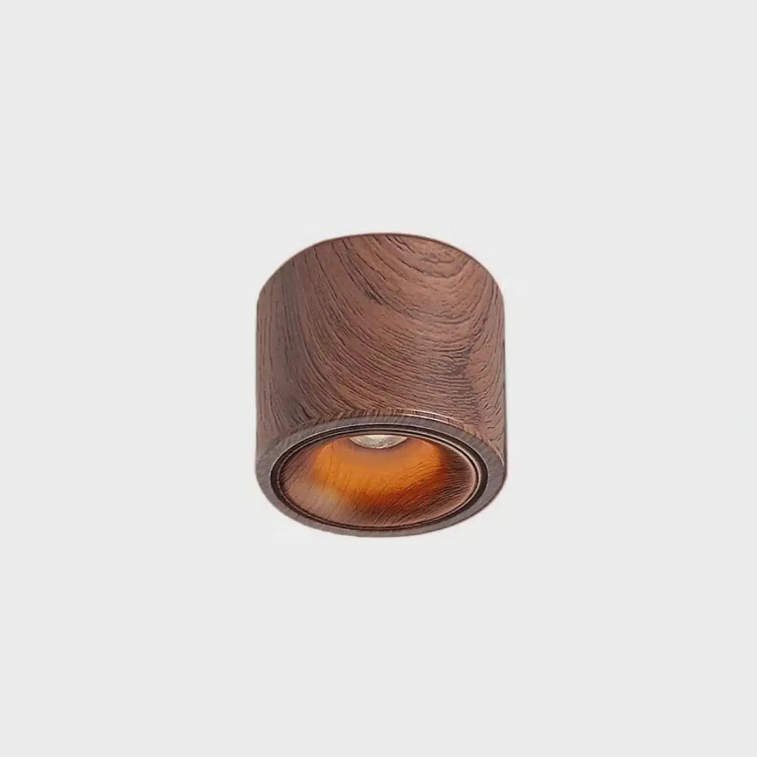 Luminaire plafonnier kryo en cuivre avec texture bois grainé émet un flux lumineux chaud réglable d’un variateur