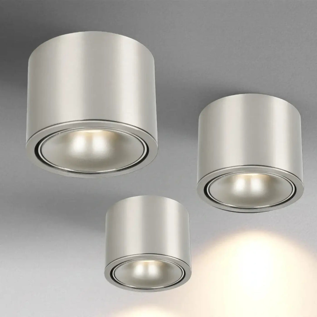 Luminaire plafonnier kryo avec trois spots encastrés cylindriques métalliques brossés à flux lumineux variable d’un variateur