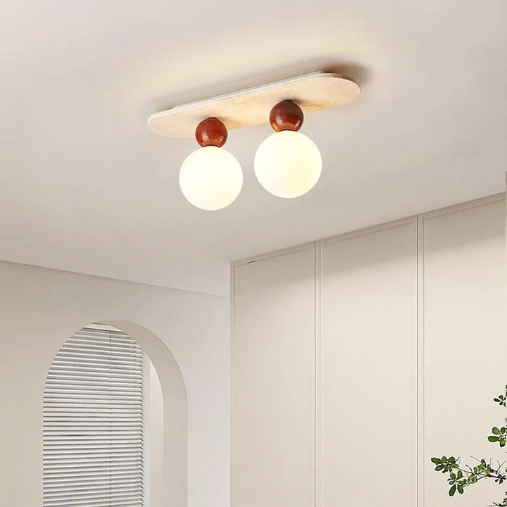 Plafonnier moderne elliptia avec deux globes en verre dépoli sur sphères en bois poli pour salle à manger design minimaliste