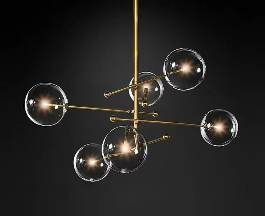 Plafonnier moderne atomix en laiton doré avec sphères en verre clair idéal pour salle à manger élégante