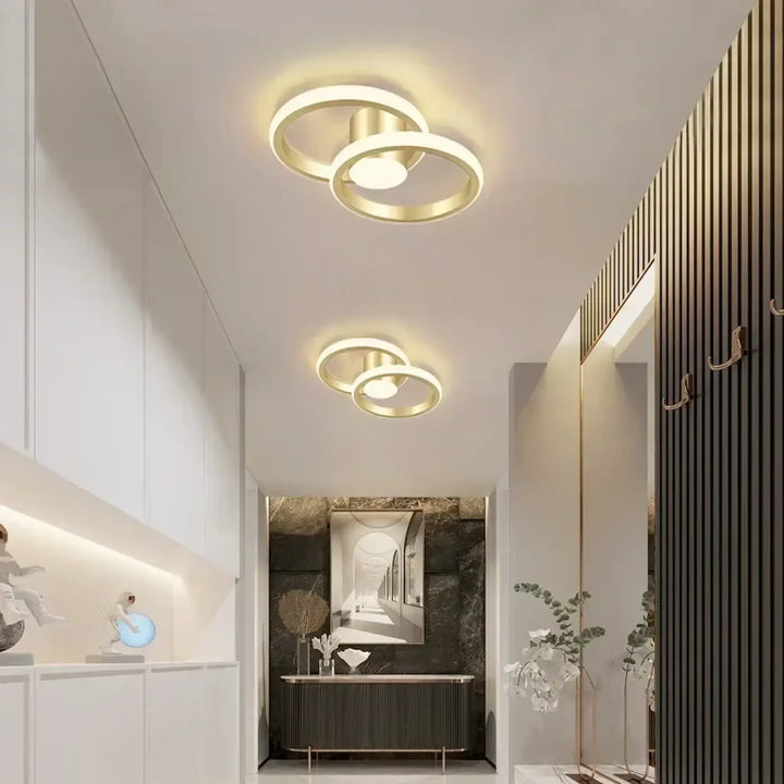 Plafonnier moderne minimaliste doré au design épuré et élégant