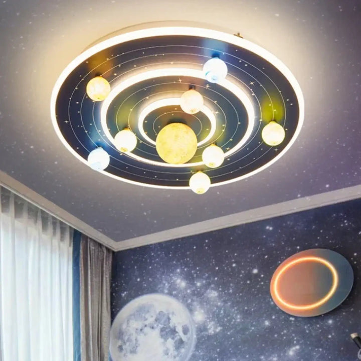 Plafonnier moderne univers galactique luminaire plafonnier cosmio avec planètes illuminées jaune et bleu sur fond étoilé