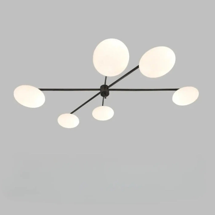 Plafonnier moderne xilys en métal noir avec six globes en verre blanc et bras graphiques élégants