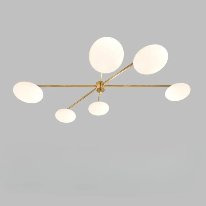 Plafonnier moderne xilys en laiton avec six globes en verre blanc et bras graphiques élégants