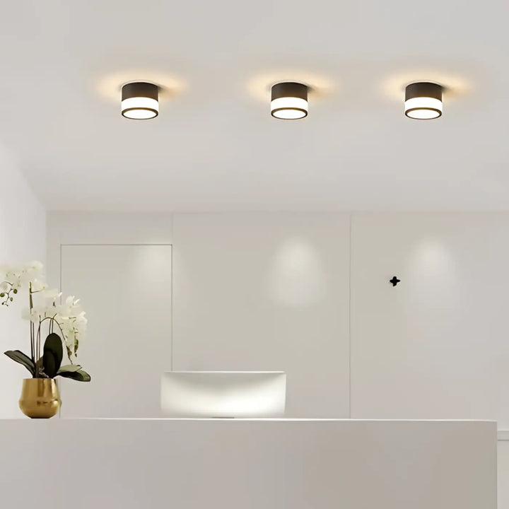 Luminaire plafonnier ebloUIA avec trois cylindres noirs mats et diffuseurs en verre dépoli pour un éclairement doux design minimaliste plafonnier nordique