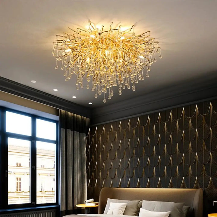 Luminaire plafonnier ramora avec branchages dorés et cristaux suspendus pour un plafonnier raffiné élégant