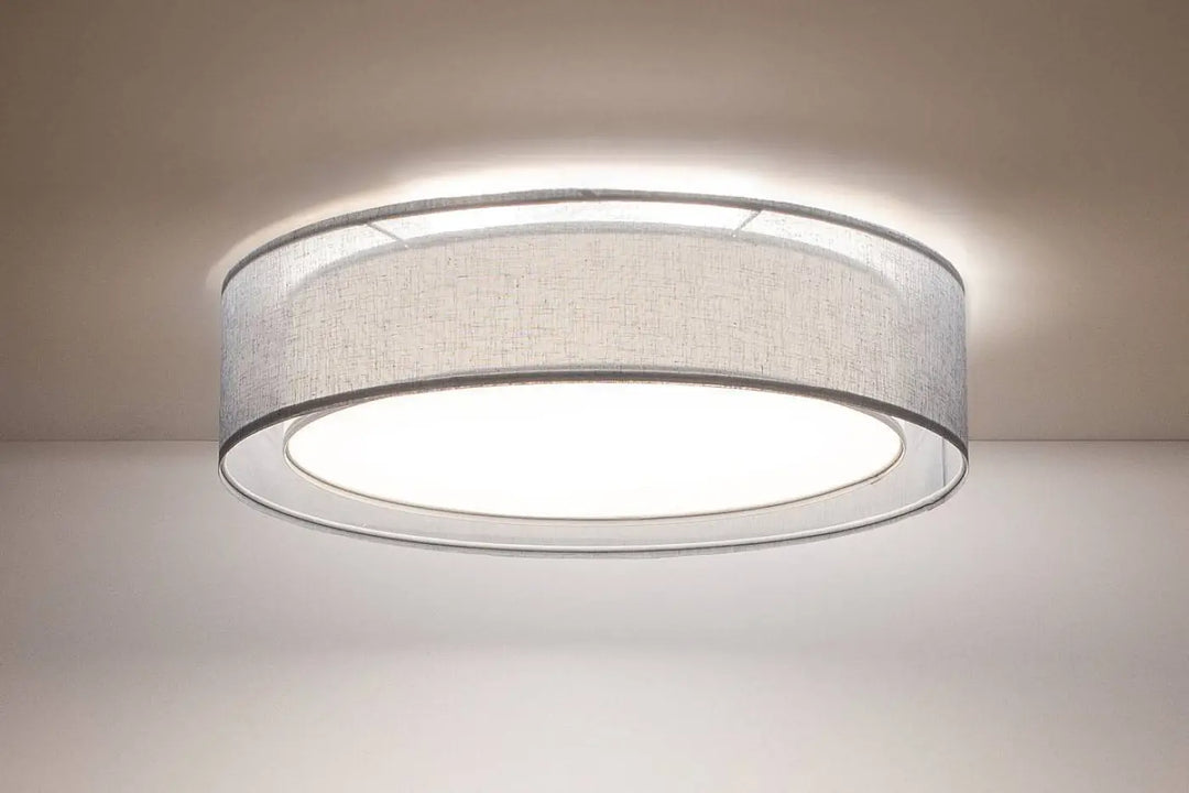 Luminaire plafonnier rond bleu clair avec abat-jour en tissu argenté texturé et cadre métallique élégant