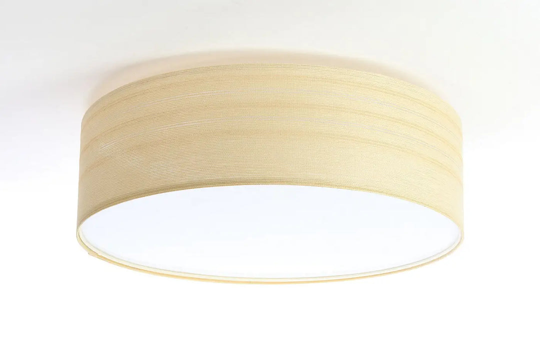 Plafonnier rond beige avec abat-jour en tissu crème texturé et intérieur blanc lisse pour décoration intérieure