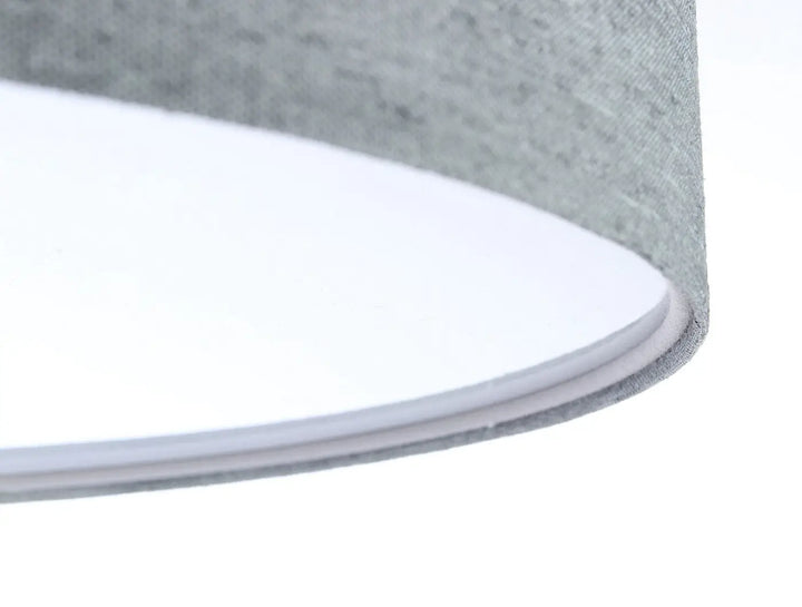 Plafonnier rond gris béton avec abat-jour en tissu gris texturé et doublure intérieure blanche lisse